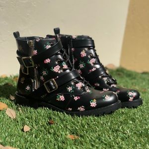 Black short combat boot with flower detail